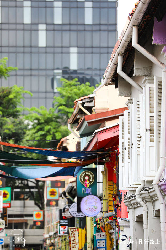 繁华的新加坡城市中心，一处五彩街道成了网红地标，吸引游人瞩目
