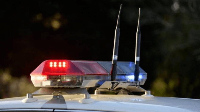 尽管警笛响起,警灯闪烁,他仍以每小时152公里的速度驾驶而没有停下来.