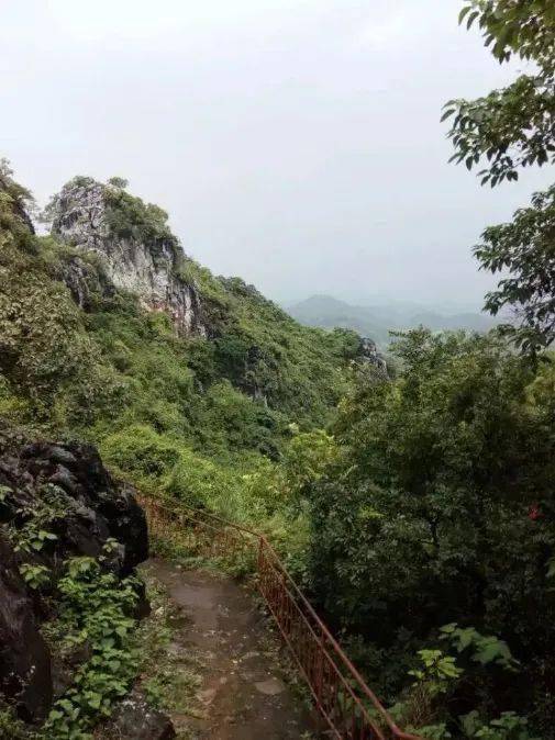 六峰山風景區位於靈山縣城之內,共有包括六峰山及其一脈承的花石山