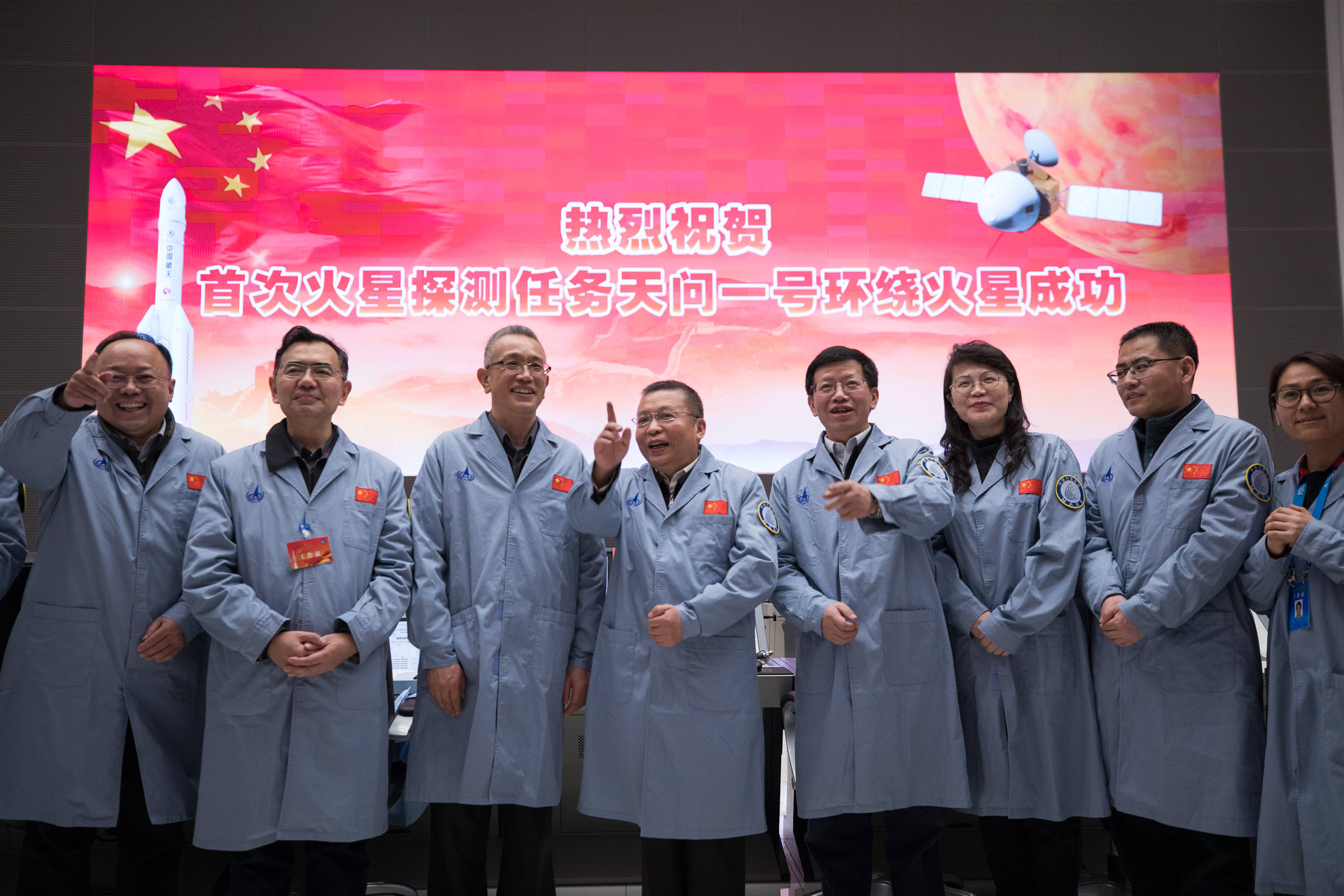 中心指挥大厅,中国首次火星探测任务工程总设计师张荣桥接受媒体采访