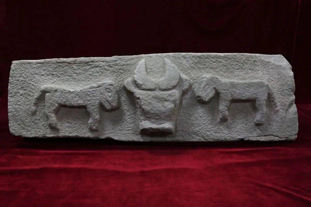 玉牛首已非常相近,其左右各有一侧面立马,彼此呼应,图案均为浮雕而成