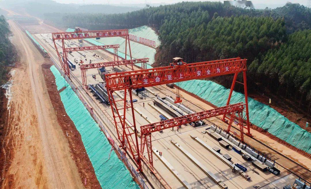 平南高速公路全线首榀箱梁成功浇注