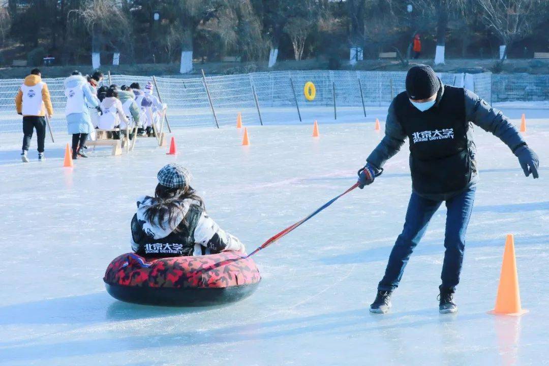 奋勇争先踔厉奋发,同力协契拉动拖牵,为荣誉全力向前坐进雪圈,把信任