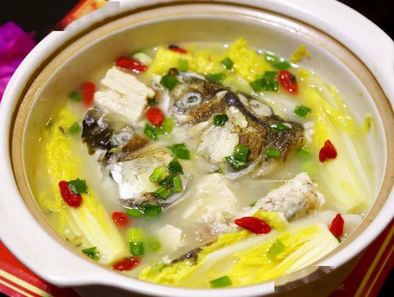 4.当冻豆腐煮透时下娃娃菜,最后撒点枸杞装饰.