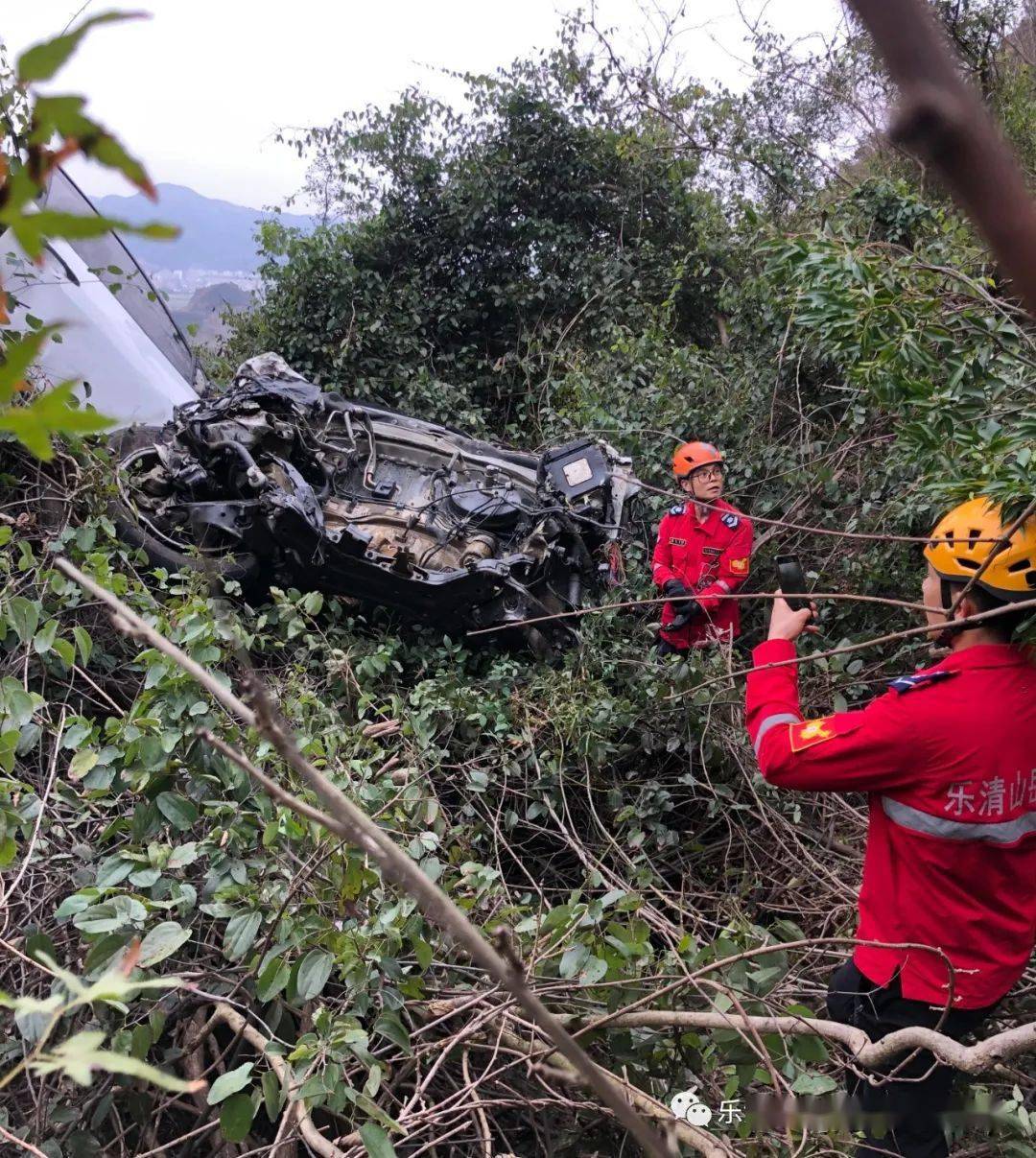 队友们在提拉系统上协力合作,把120米垂直高度的遇难者吊运至山顶平台