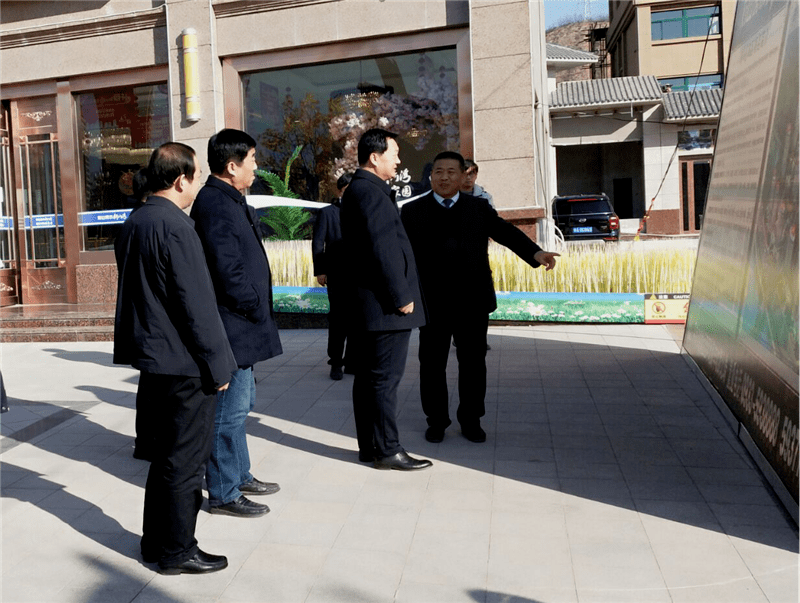 王锦在现场接访群众,协调解决有关拖欠农民工工资问题后,深入平凉一中