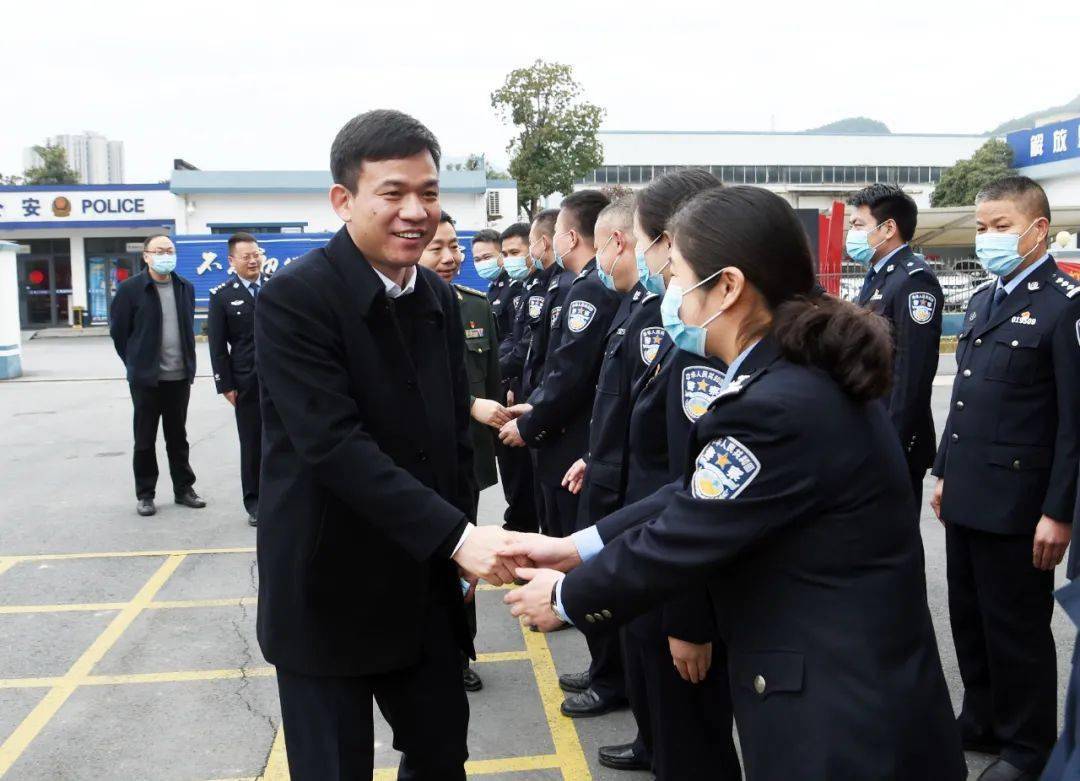 区领导杨国正,徐晔,王翔,蔡萌,王忠敏一行走访了公安,消防,气象以及