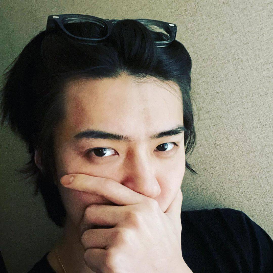 [星闻]exo世勋,墨镜让给头发,遮住也"原来"帅气