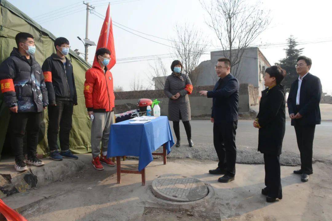 李晓武慰问张家堡村脱贫户并检查疫情防控工作