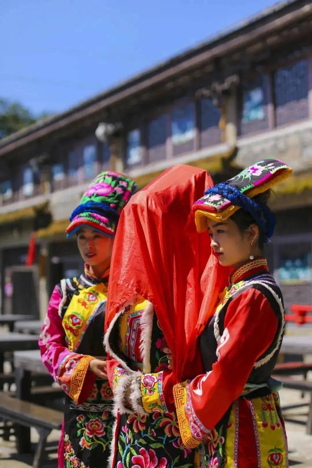 每天中午12点在羌情园举行羌族非物质文化遗产婚礼展演,到场的游客