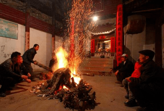 守岁起源可追溯至南北朝,在除夕夜一家人团聚,遍燃灯烛通宵不灭,熬夜