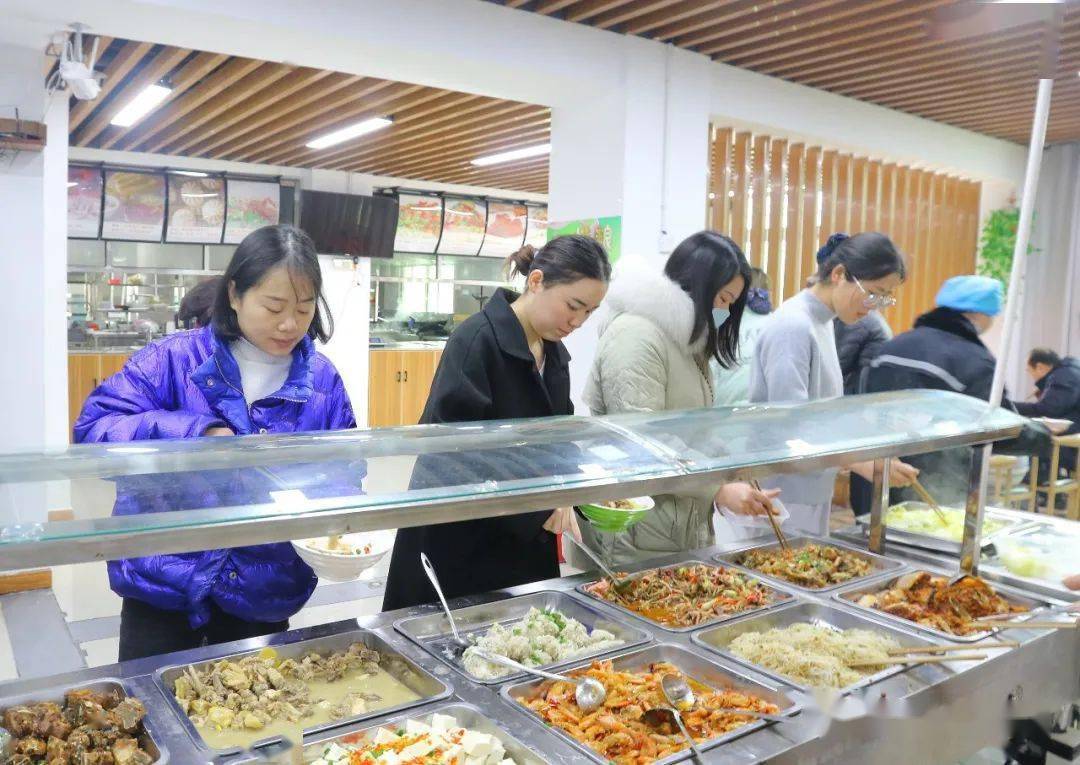 值守工作人员,外地单身职工到食堂自助就餐,爱心饭8荤3素1汤.