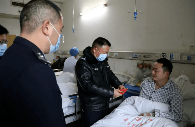 邵阳吸贩毒人员驾车逃避抓捕警探英勇拦截负伤