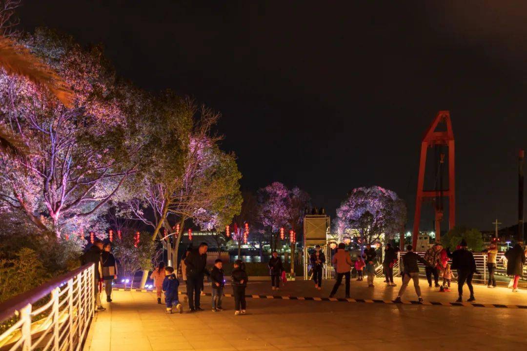 镇海沿江路的年味渐浓如梦似幻的灯光秀降临万斛神舟