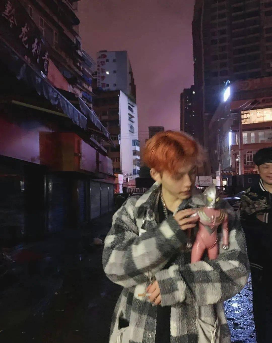 网友们冒死偷拍的素人帅哥究竟有多帅