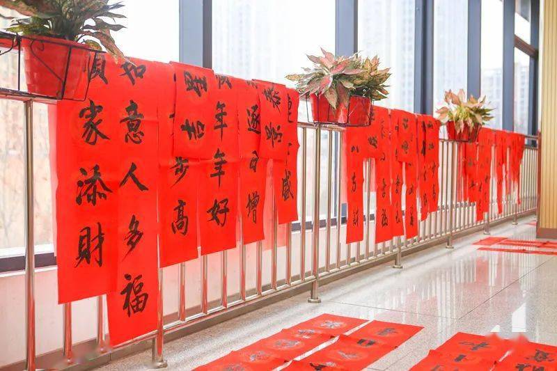 送福字贴春联就地过年年味不打折