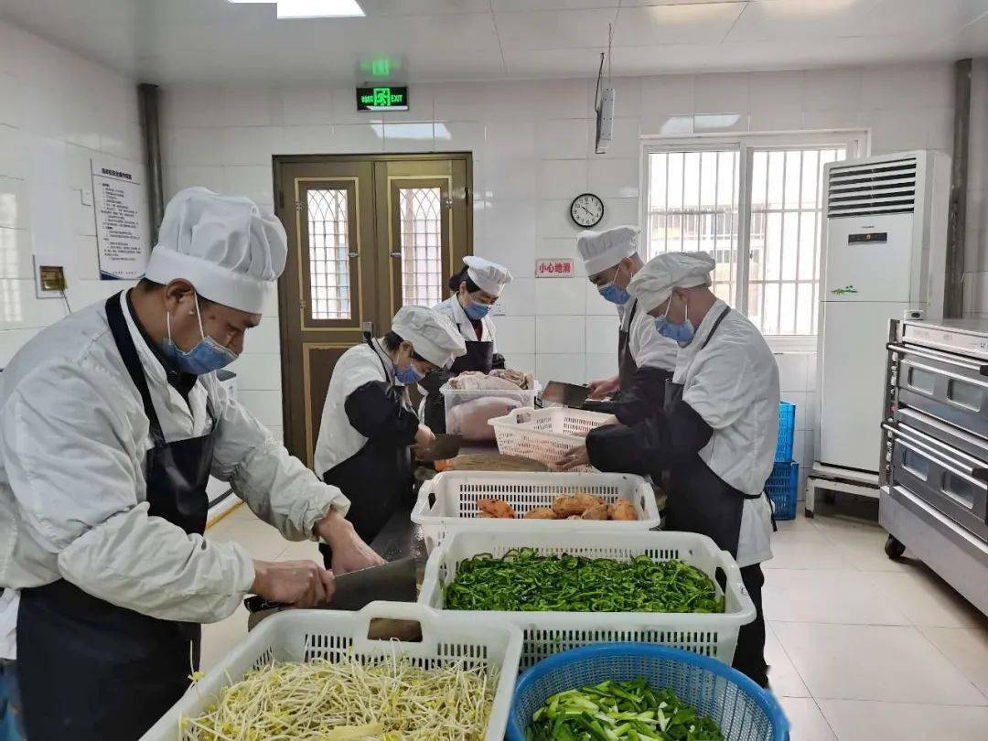 近日,矿服中心扬州餐饮黄珏项目组食堂,在符合疫情防控要求的前提下