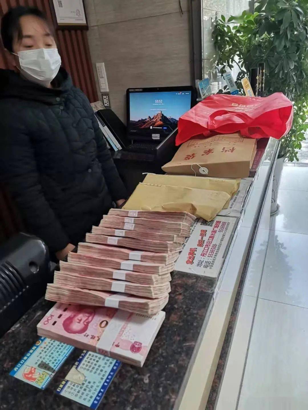 暖心!丹江口一酒店员工拾金不昧 14万元现金如数奉还