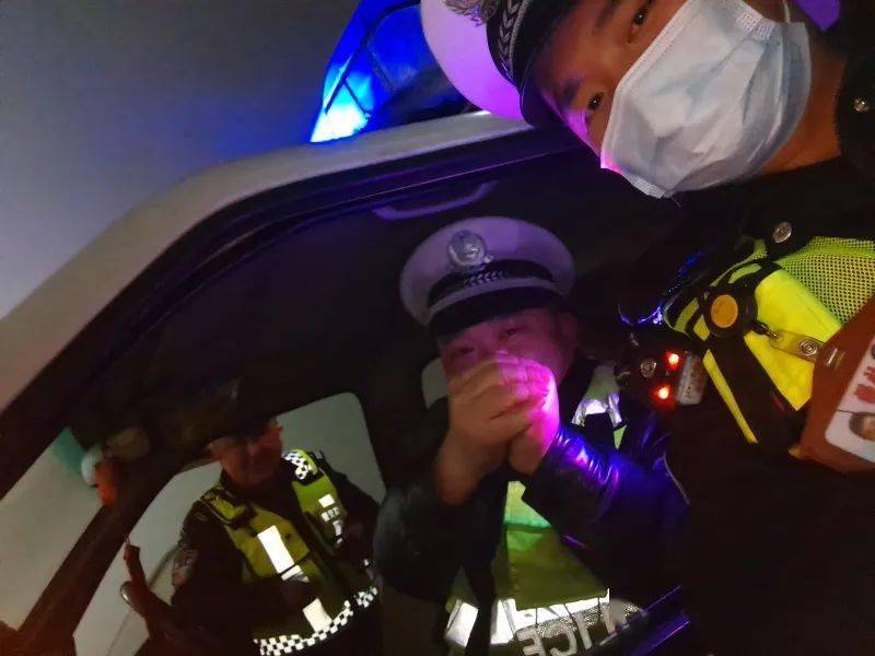除夕夜突起大雾 桃江交警全线巡防_警车