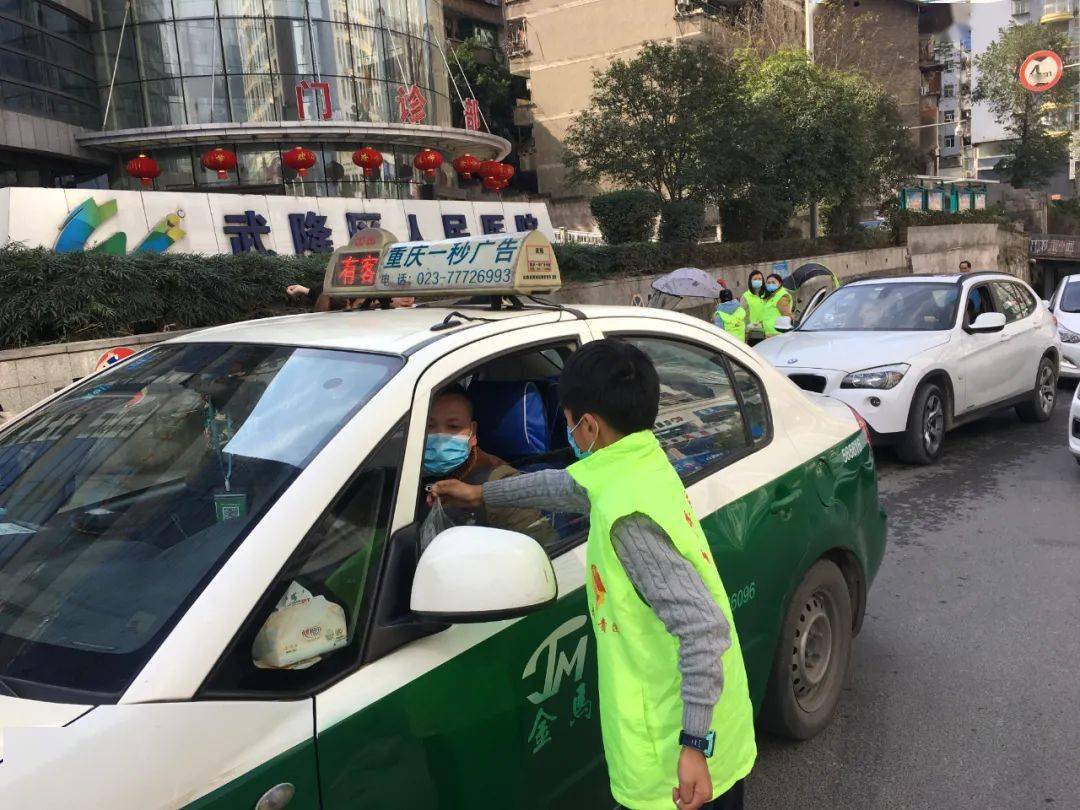 团团为执勤的交警,擦鞋的阿姨,出租车司机,外卖小哥,安保人员,环卫