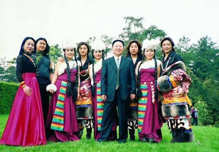 名家展厅写不完的康定唱不尽的情歌一一陈川20年耕耘改编不同风格的新