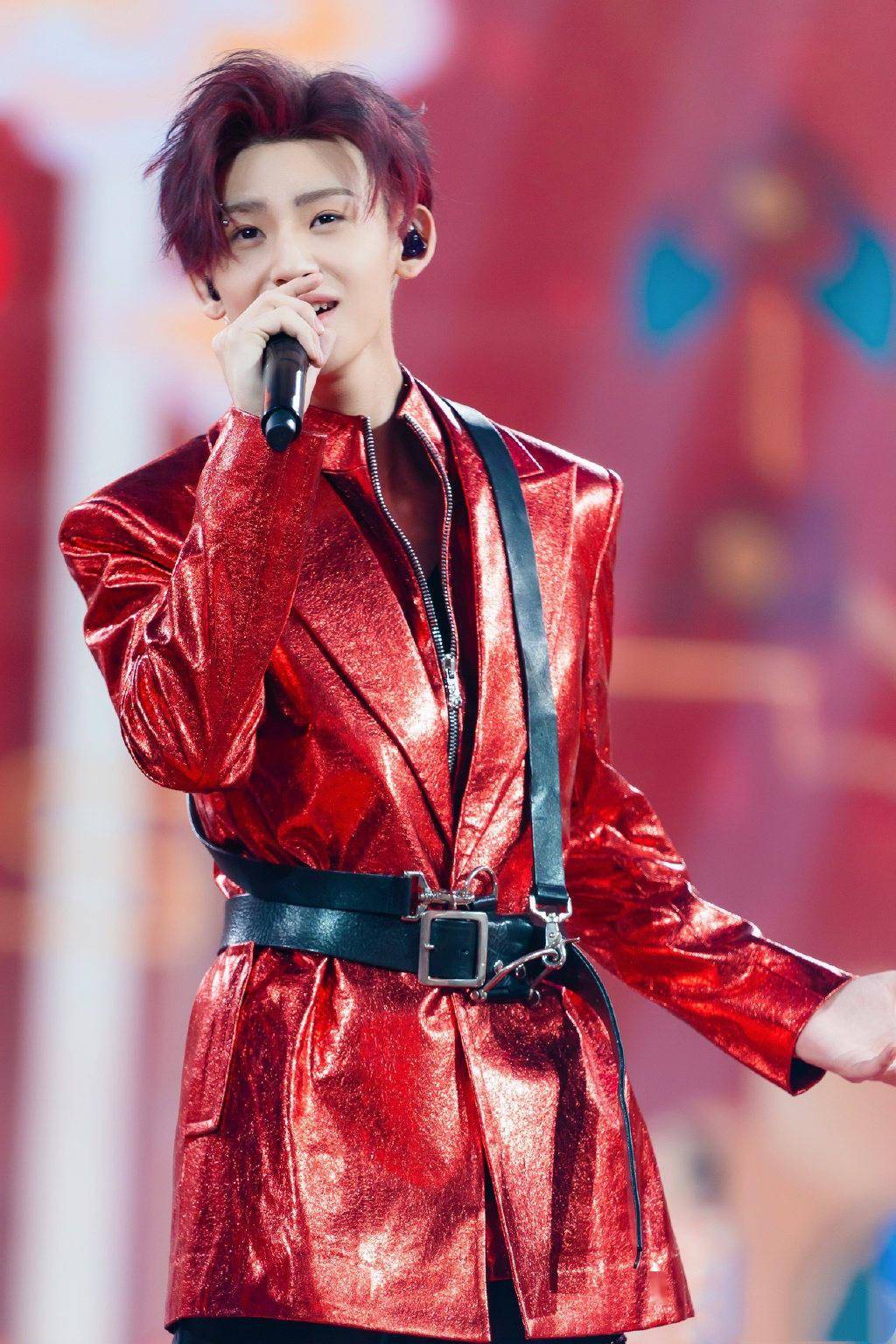 王琳凯北京台春晚造型大片亮相 一红一蓝真有水仙盛宴内味了