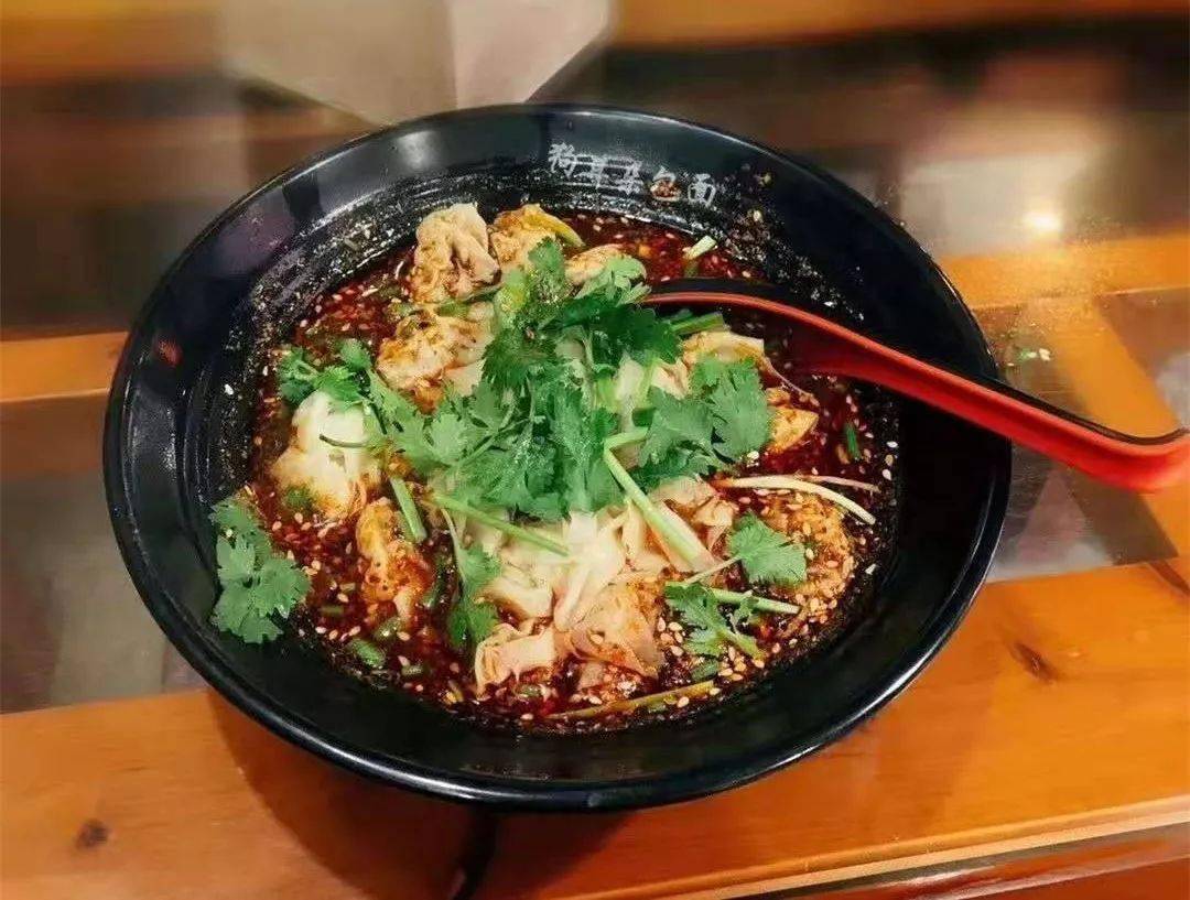 云阳包面,在重庆主城等很多地方叫抄手,两者形似,味道却极不相同.