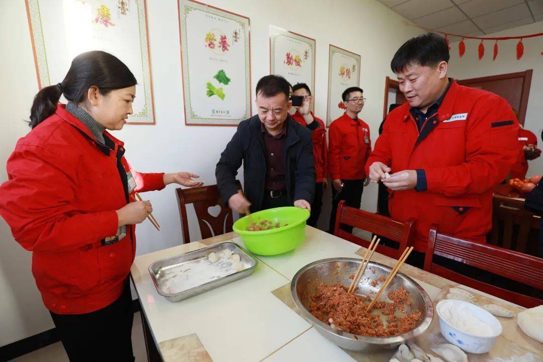 一起包饺子最后,慰问组一行到海供分局餐厅同青年职工们除夕欢聚,共餐