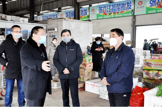 图为陈家本副市长一行调研西商农产品批发市场6月3日下午,六安市委