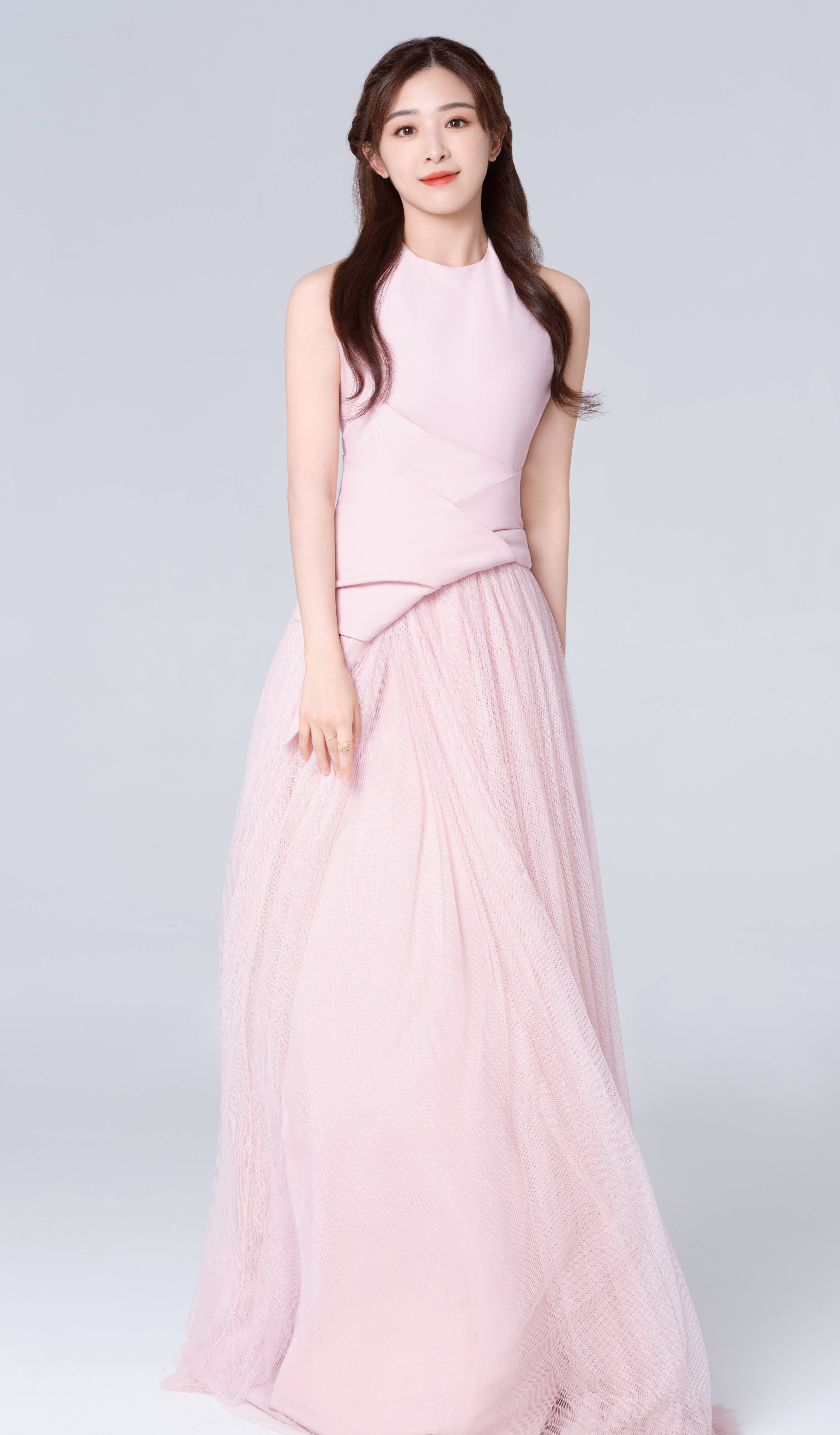 张含韵消失几年清纯不再裙子直接开叉到腰还好穿了保险裤