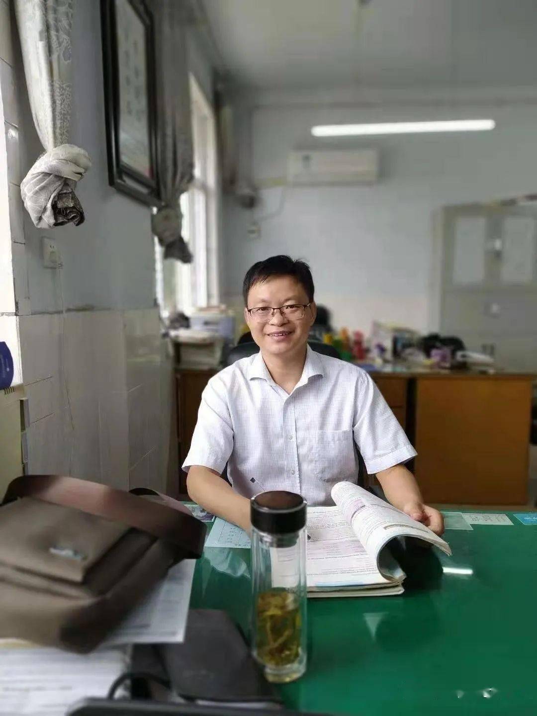 自1997年参加工作以来,曹宏兵老师一直工作在教学一线,2004年担任