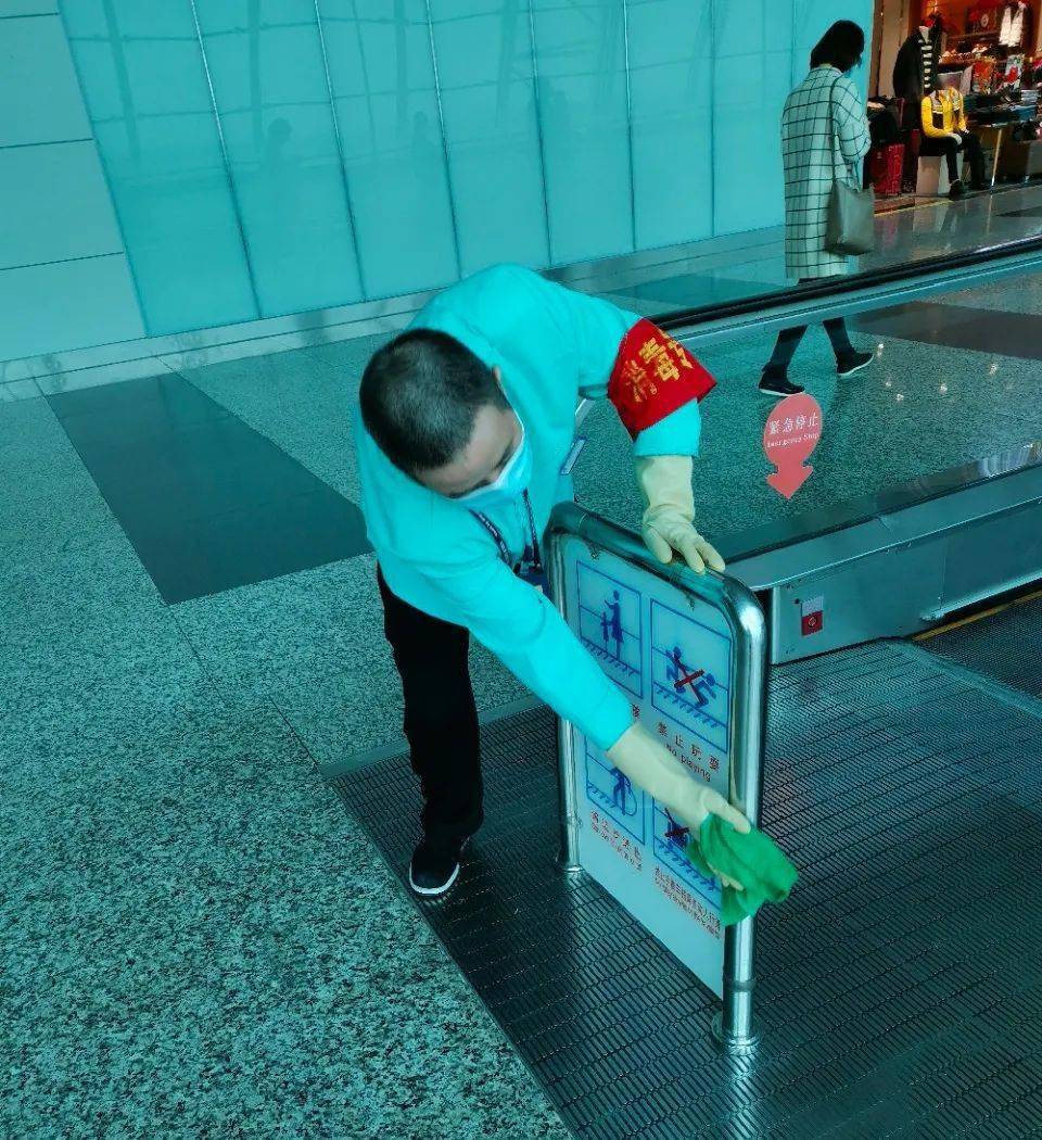 白云机场航站楼保洁员:今年的春节我们都在岗