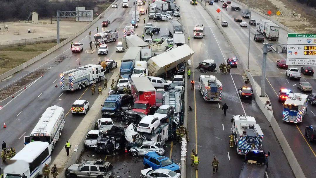 美国高速发生重大交通事故 133辆车连环相撞 6人死亡 65人伤 现场图 车祸