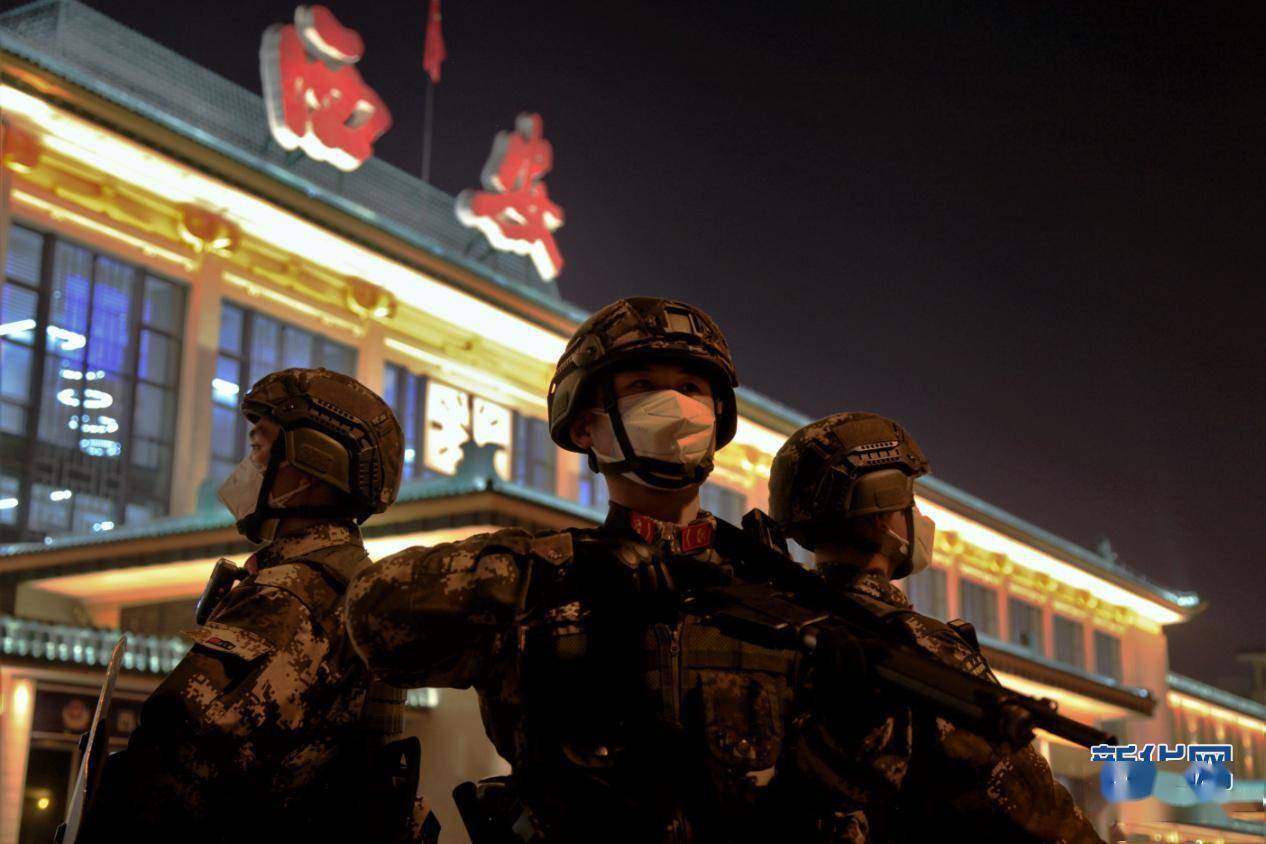 除夕夜武警官兵为祖国站岗守岁