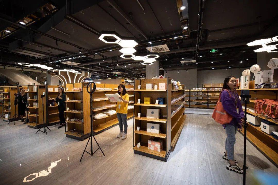 员她是汉口北直播选品中心95后的"大百合"是湖北荆门人愿新的一年所愿