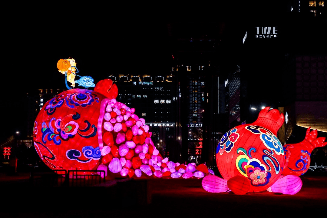 花灯永宁门前寓意风调雨顺的"龙腾盛世"2021年的新春对联焕发着勃勃