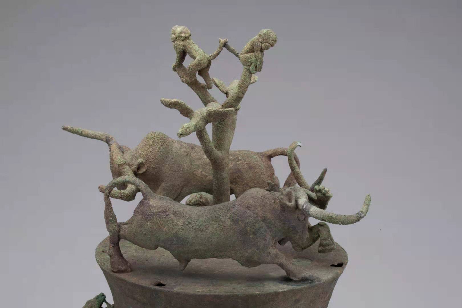 在古滇国,贮贝器的器盖是能工巧匠一个重要的"艺术舞台".