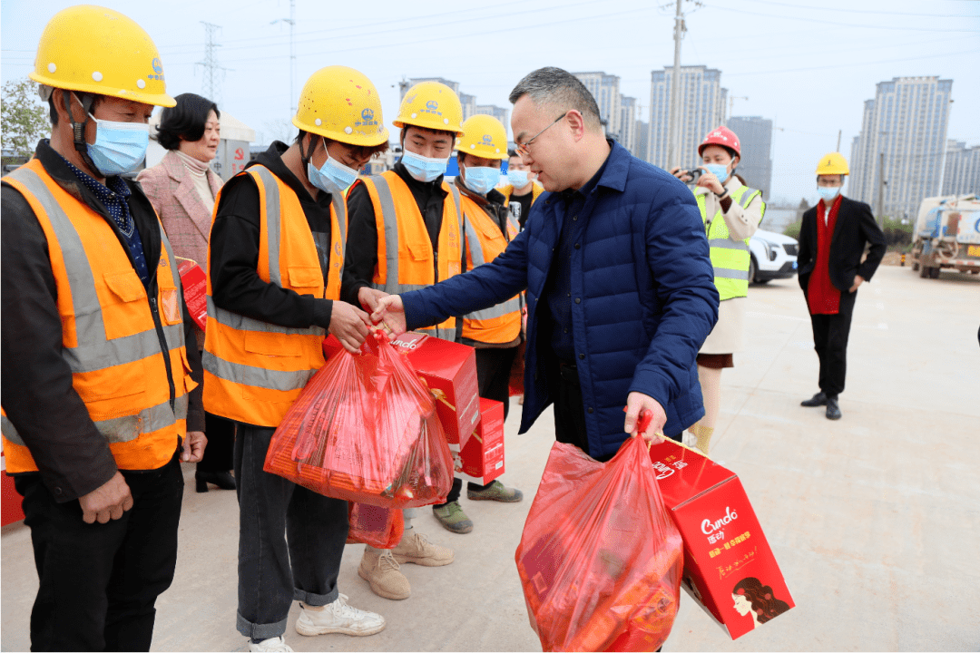 过年好!胡益峰看望慰问重点项目坚守施工一线人员