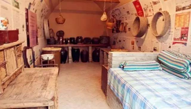 无论外面刮多大风,里面的风都很小窑洞内一侧有灶和炕相连,冬天炕上很