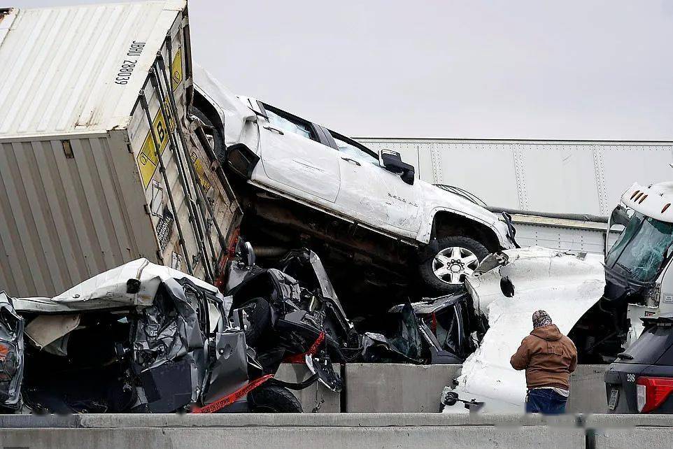美国高速发生重大交通事故:133辆车连环相撞,6人死亡65人伤(图)_车祸