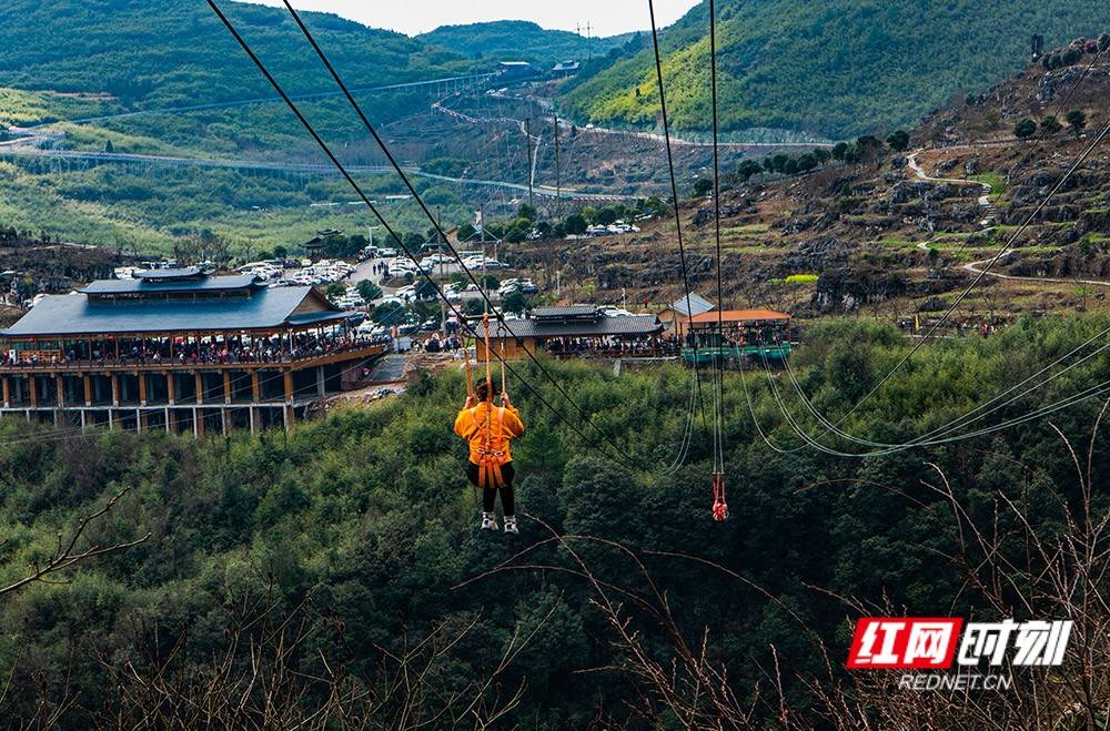 湖南怀化：游人乐享春节假日好时光