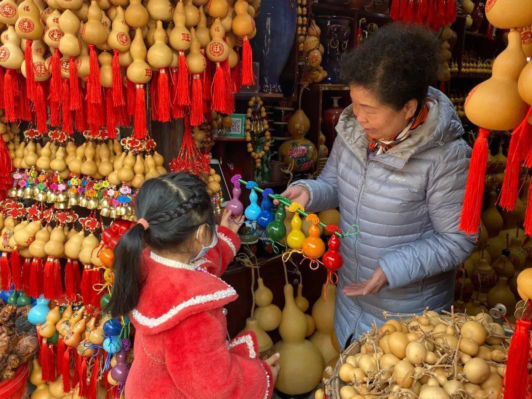 新春走基层||景区店主：朋友圈做“微商”再迎红火年