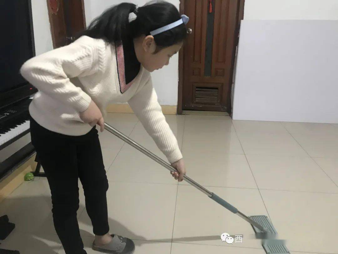 人人参与家务劳动,个个争做家务小能手,从一个个忙碌的背影,一双双