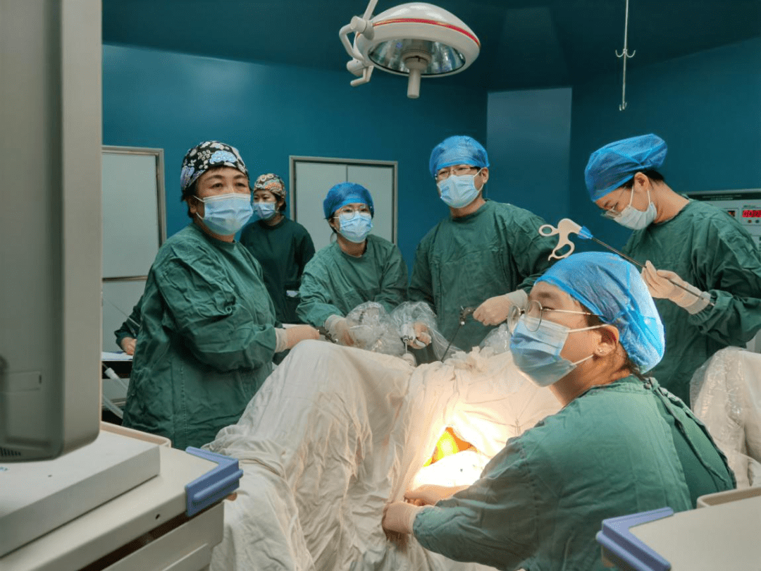 手术仅40分钟，出血约20毫升！华南区首例Xi单孔机器人全子宫切除术顺利完成_范江涛