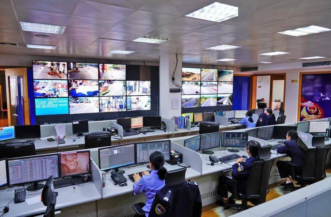 实时监控全市人流密集重点场所带你看看市公安局指挥中心110指挥室