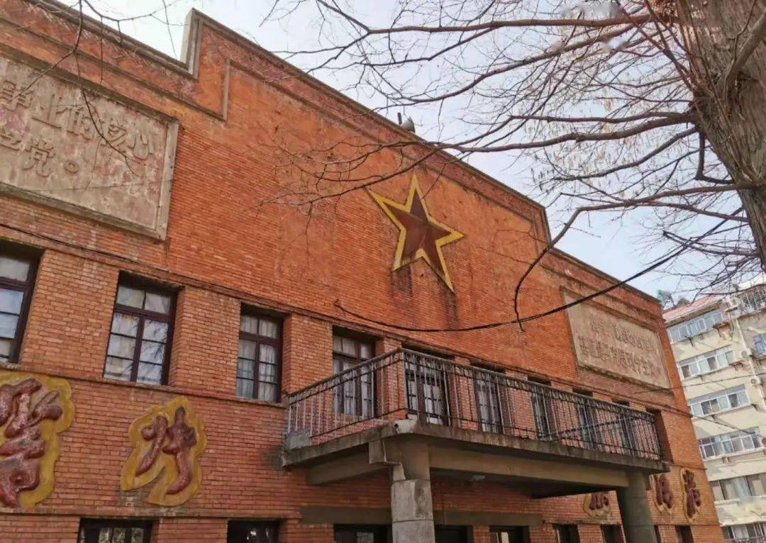 电影热映后,众多游客来到湖北襄阳的电影取景地卫东化工厂打卡.