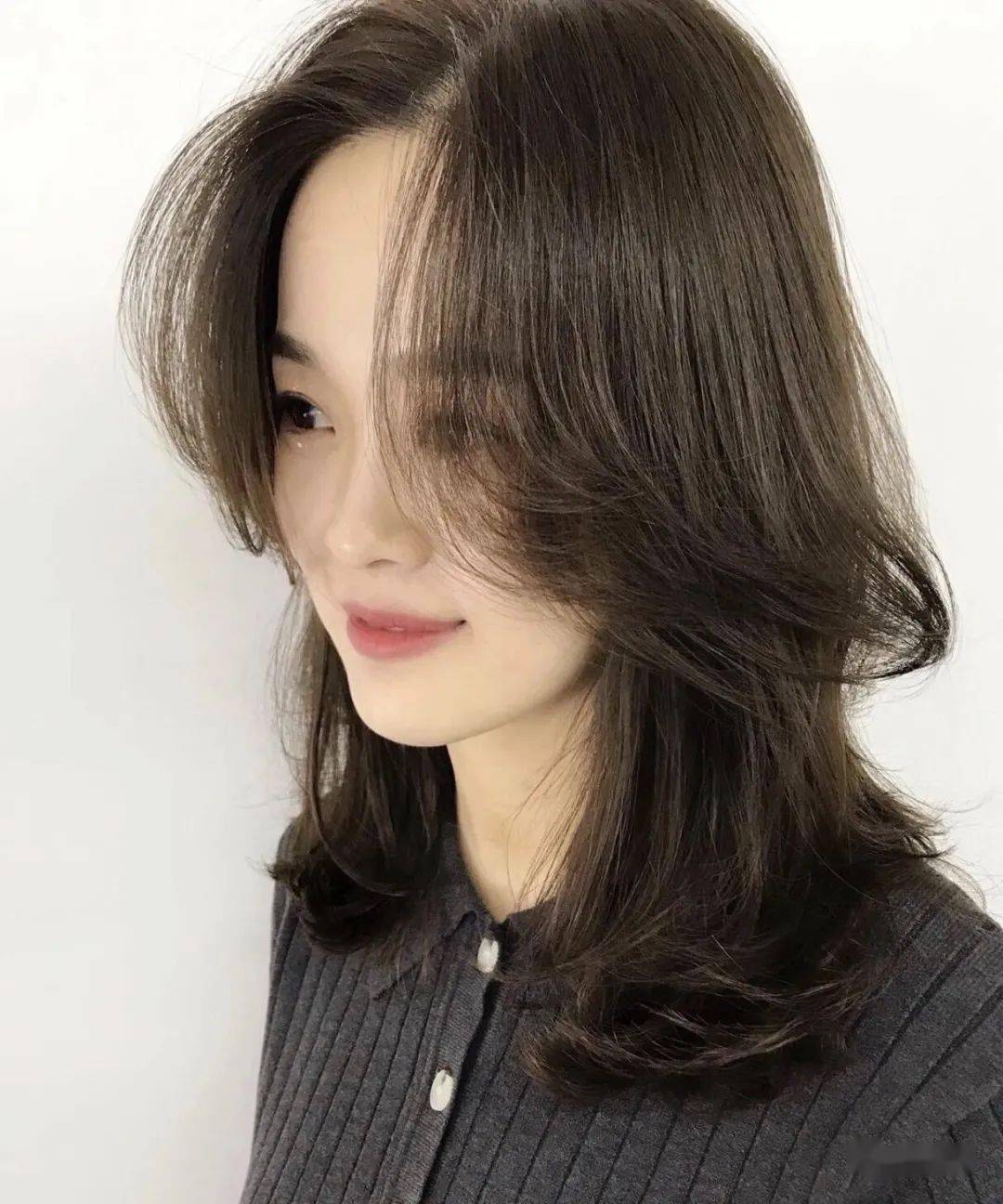 2021年流行免打理减龄齐肩发发型