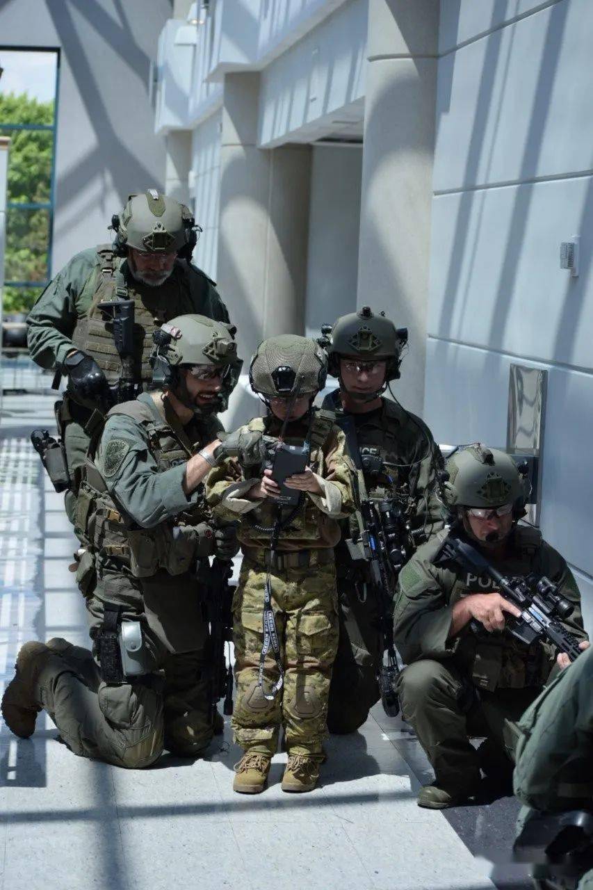 愿望成真弗吉尼亚州9岁小朋友体验特警的一天