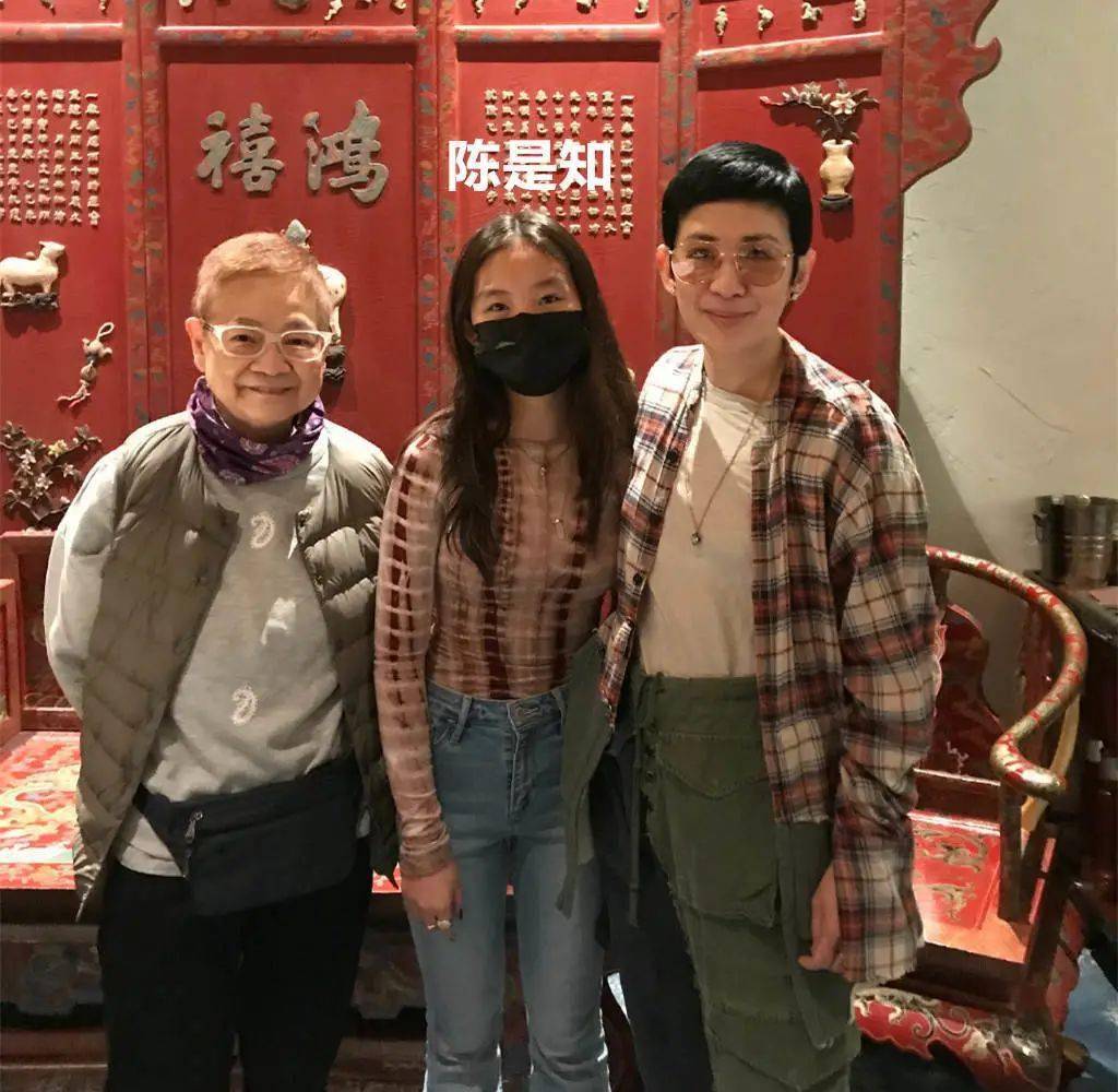 吴君如为老母亲庆祝生日,三代同堂场面温馨,14岁女儿亭亭玉立_陈是知