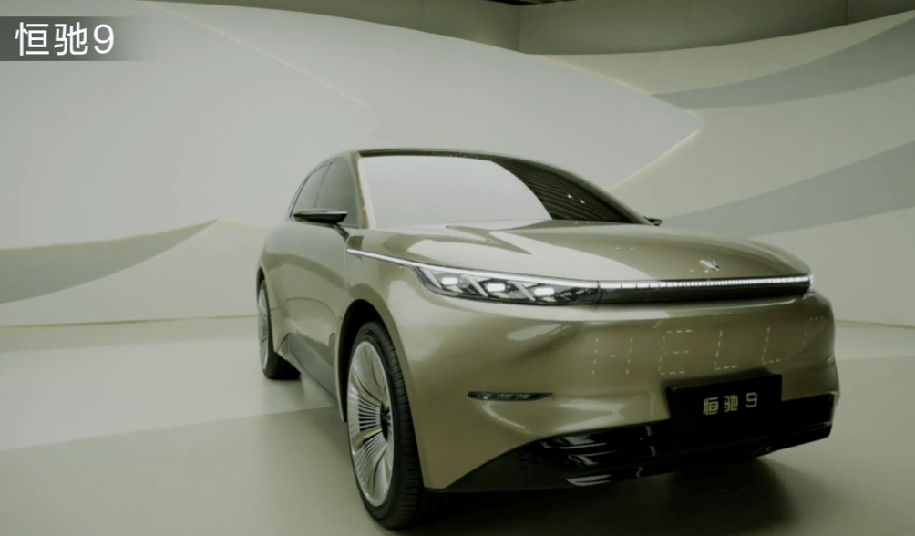 恒驰9是恒大汽车suv产品阵营中首款中型纯电suv,其延续贯穿式尾灯设计